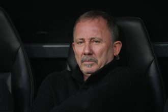 besiktas taraftarindan idare ve sergen yalcina reaksiyon istifa tezahurati 6xkiZgTv