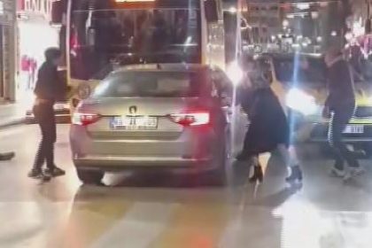 caddedeki yayalara ve araclara carpan sofore meydan dayagi 6I1WFOqU