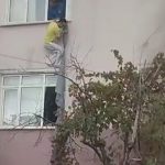 calisanlarin kaldigi binayi atese verdi camdan carsafla kurtuldular EL5YgaIq