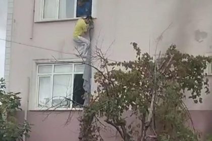 calisanlarin kaldigi binayi atese verdi camdan carsafla kurtuldular EL5YgaIq