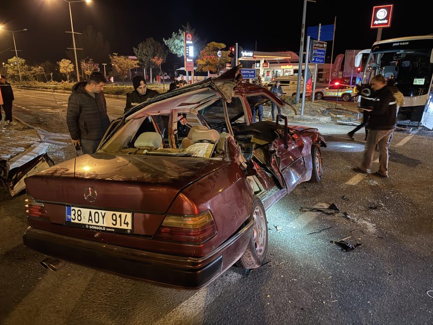 Çeşit otobüsü ile çarpışan arabada 2 kişi öldü 71 cesit otobusu ile carpisan arabada 2 kisi oldu wycpdZas