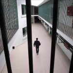 cezaevinde 4 yasindaki kizini duvara firlatti kamera kayitlari izlendi apansiz saldirdi n4z2TSPz