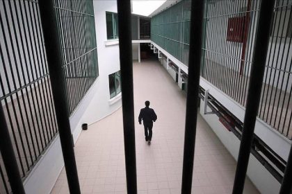 cezaevinde 4 yasindaki kizini duvara firlatti kamera kayitlari izlendi apansiz saldirdi n4z2TSPz