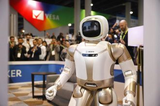 cinli robotlar rehberlige basliyor fabrikada devriye gezecekler MAxxh4gu