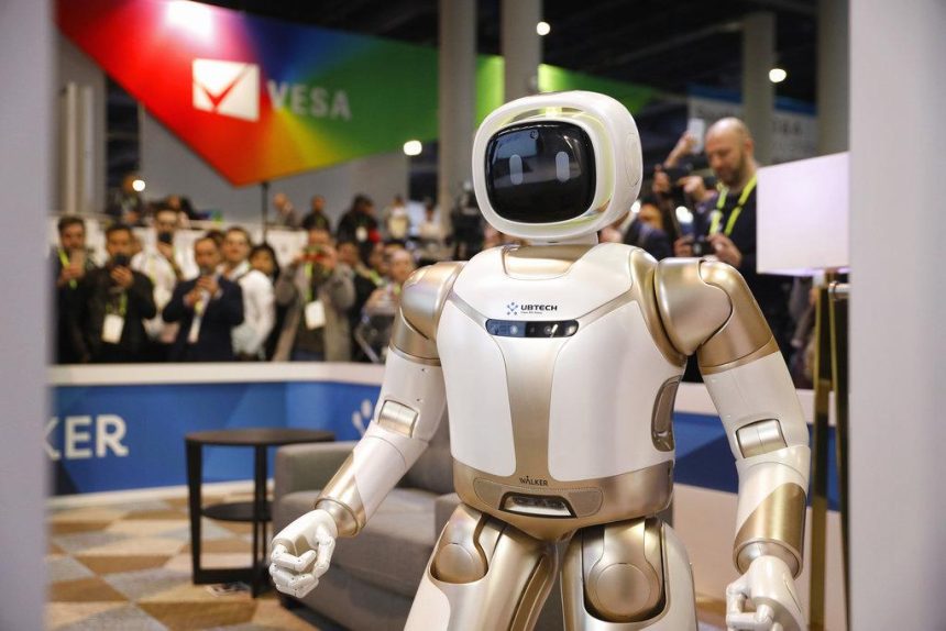 cinli robotlar rehberlige basliyor fabrikada devriye gezecekler MAxxh4gu