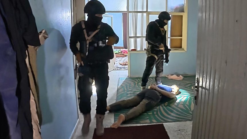 DAEŞ'in uyuyan hücrelerine operasyon! 12 kuşkulu gözaltında 71 daesin uyuyan hucrelerine operasyon 12 kuskulu gozaltinda hgh5xT2v