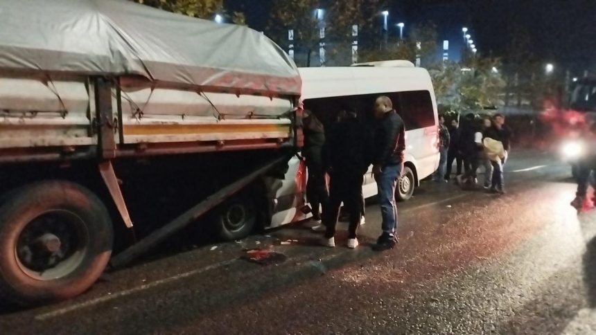 Emekçi servisi tıra çarptı, 9 kişi yaralandı 71 emekci servisi tira carpti 9 kisi yaralandi NL5dsQzl