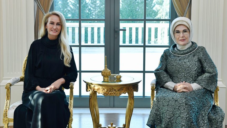 Emine Erdoğan, Nilden Bektaş Erhürman ile bir ortaya geldi 71 emine erdogan nilden bektas erhurman ile bir ortaya geldi vFnJHE6J