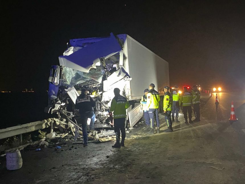 emniyet seridinde feci kaza 15 yarali Plzm4BiS