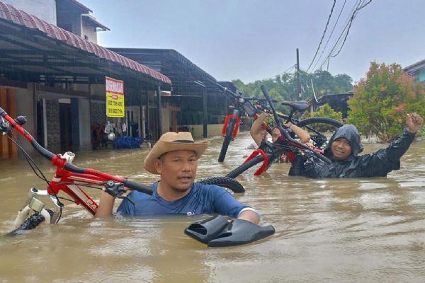Endonezya'da şiddetli yağışlar felakete dönüştü... 71 endonezyada siddetli yagislar felakete donustu