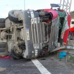 eyupsultanda hafriyat kamyonu devrildi sofor yaralandi wSB9JXUf