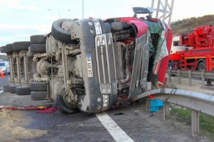 eyupsultanda hafriyat kamyonu devrildi sofor yaralandi wSB9JXUf