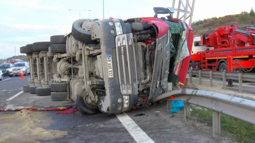 eyupsultanda hafriyat kamyonu devrildi sofor yaralandi wSB9JXUf