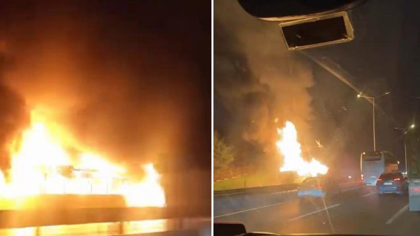 Eyüpsultan'da İETT otobüsü yandı 71 eyupsultanda iett otobusu yandi QHY74Zdd