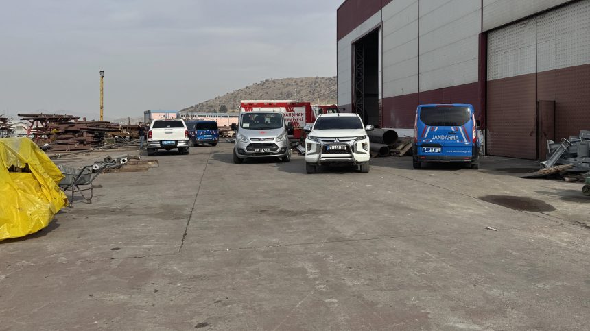 Fabrikada feci vefat: İki personel, 3 tonluk sac levhanın altında kaldı 71 fabrikada feci vefat iki personel 3 tonluk sac levhanin altinda kaldi f3C48Hx8