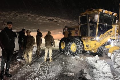 hakkaride kar yollari kapatti mahsur kalan 7 arac ve 30 kurtarildi OAq4OThq