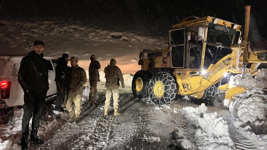 hakkaride kar yollari kapatti mahsur kalan 7 arac ve 30 kurtarildi OAq4OThq