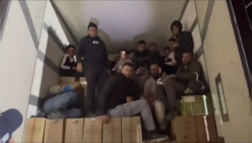 hatayda tirin dorsesinden 16 kacak gocmen cikti KsNIx5CL