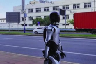 insansi robot 3 gunde 106 kilometre yurudu WNph5Wnj