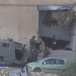 israil askerleri bati seriada elleri havada disari cikan 2 filistinliyi infaz etti ZRzR2WGd