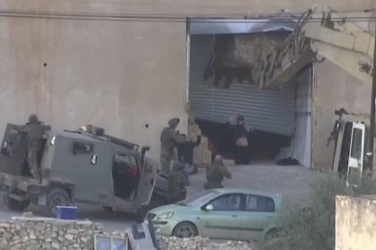 israil askerleri bati seriada elleri havada disari cikan 2 filistinliyi infaz etti ZRzR2WGd