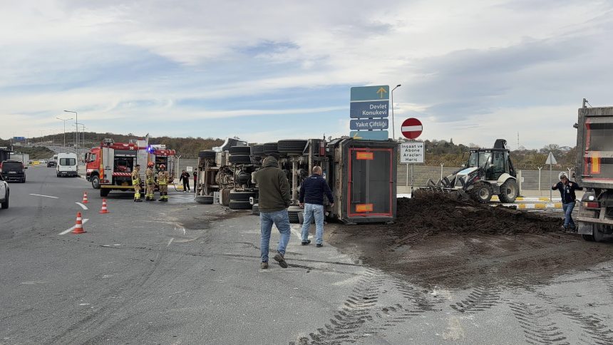 istanbul havalimaninda gubre yuklu kamyon devrildi 1 yarali KD2HQSl3