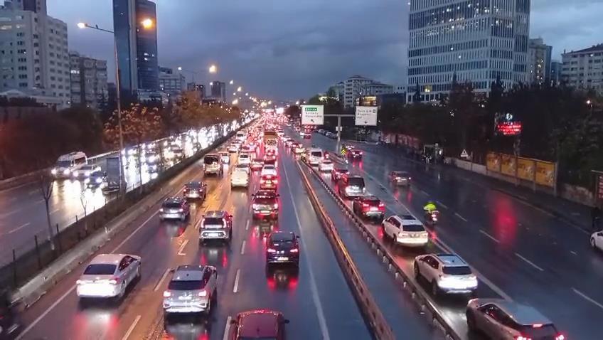 istanbulda yeni hafta agir trafikle basladi Pa4nuFSI