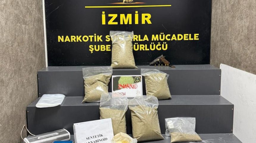 İzmir'de 6 kilo 940 gram sentetik uyuşturucu ele geçirildi 71 izmirde 6 kilo 940 gram sentetik uyusturucu ele gecirildi XfmUsU8b