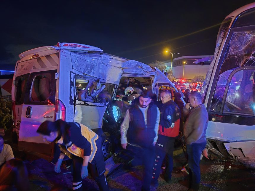 izmirde iki personel servisinin carpistigi kazada 13 kisi yaralandi QBqLZiWV