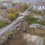 karabukte insaat alaninin yanindan gecen yol coktu d24ErigW