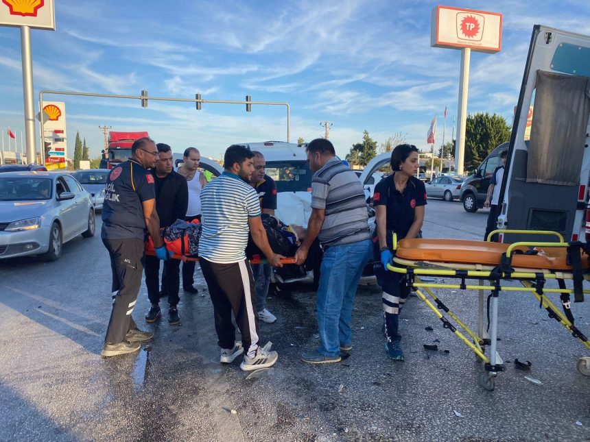 kavsakta iki arac carpisti 4 yarali WhGmmPfD