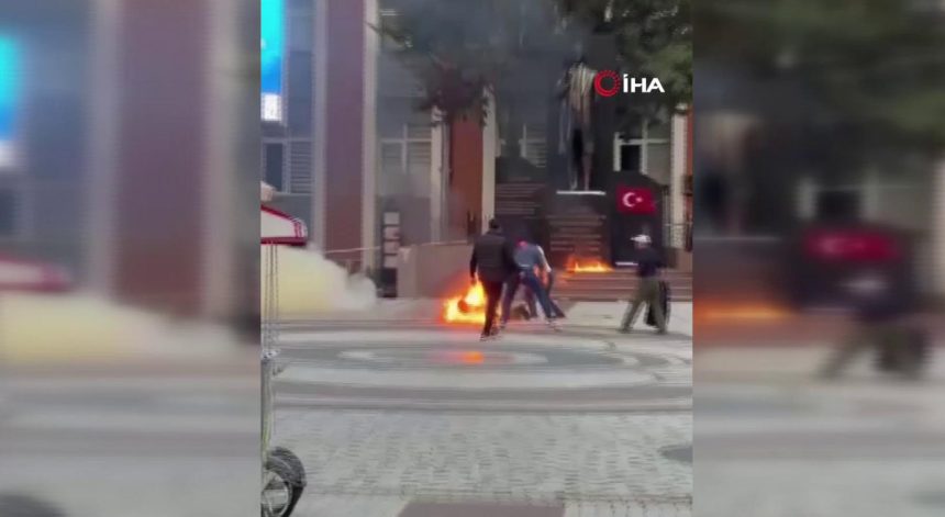 Kaymakamlığın önünde kendini ateşe verdi 71 kaymakamligin onunde kendini atese verdi 1XXU1zWz