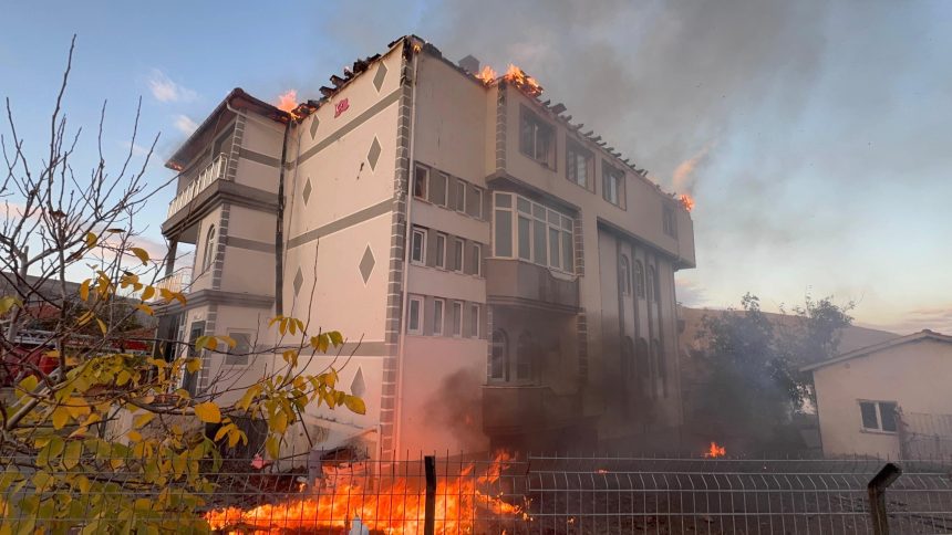 konyada uc katli binada yangin KPfczeJV