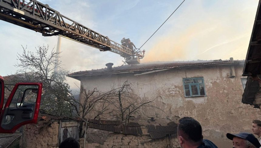 kutahyada yangin iki mesken ve bir ahir kullanilamaz hale geldi FGW2MKfU