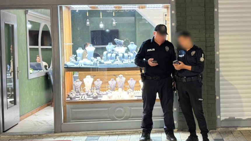 Kuyumcunun dalgınlığından faydalanıp, 2 milyon liralık altını çaldı 71 kuyumcunun dalginligindan faydalanip 2 milyon liralik altini caldi pMSyFH7R