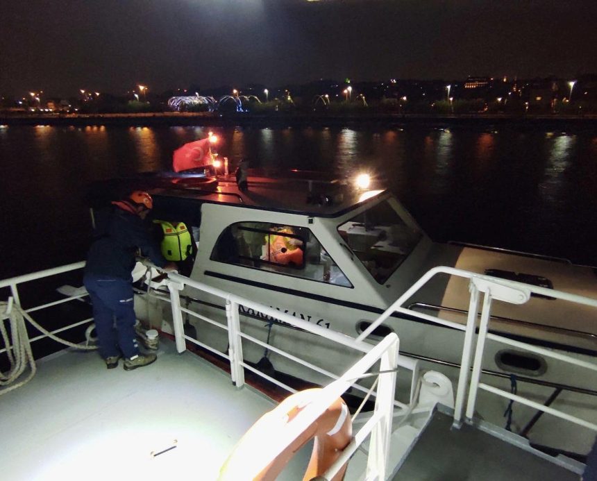 marmara denizinde suruklenen tekne kurtarildi 4k9csS3N