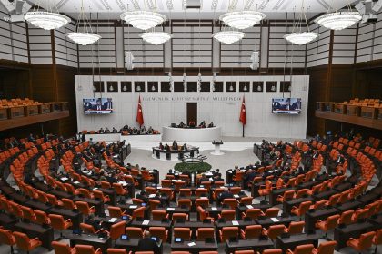 mecliste sandalye dagilimi degisti a3zqHcL4