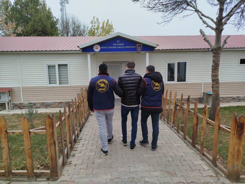 Muş'ta dolandırıcılık cürmünden aranan kişi yakalandı 71 musta dolandiricilik curmunden aranan kisi yakalandi QGGpbUuU