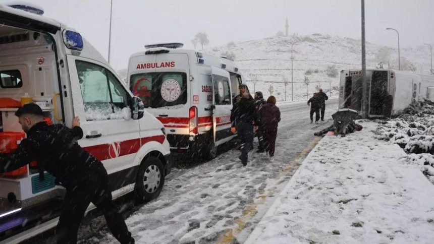 Nevşehir'de kar yağışı sonrası feci kaza! 71 nevsehirde kar yagisi sonrasi feci kaza LVOWI8gq