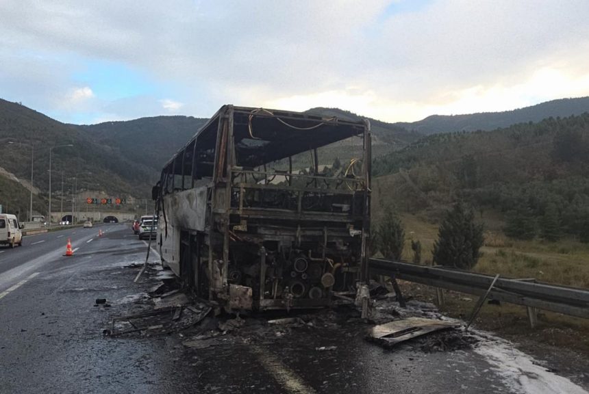 ogrencileri tasiyan otobus kule dondu OxCQbqew