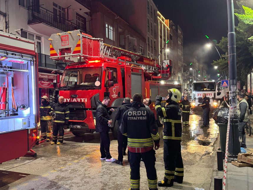 orduda 4 katli apartmanin catisinda yangin yHRba9gr