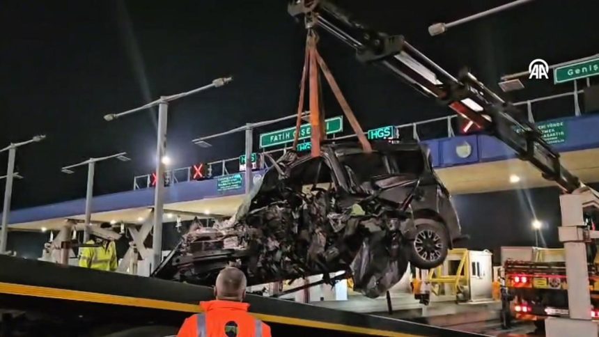 Otoyol gişelerinde feci kaza: Şoför ağır yaralandı 71 otoyol giselerinde feci kaza sofor agir yaralandi 8gVfbCWF