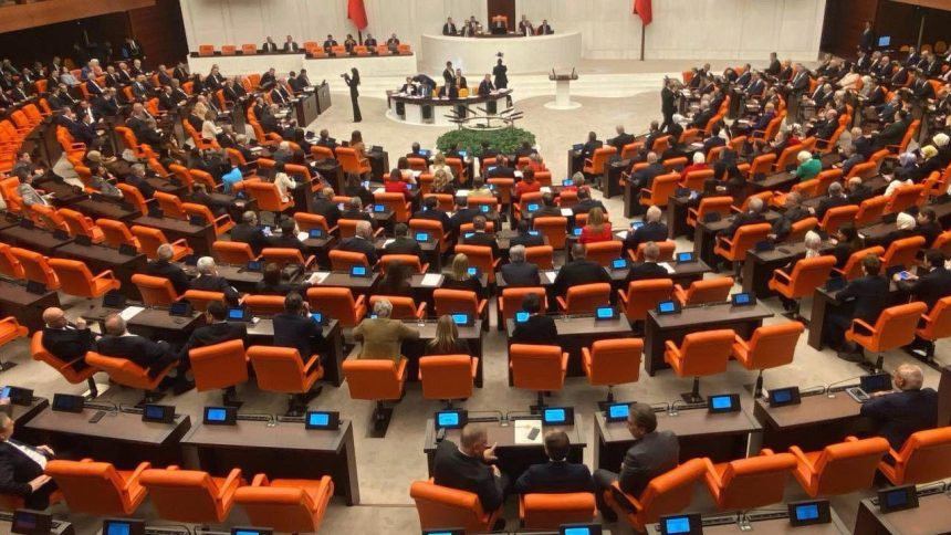 ozgur ozel dahil 11 vekilin dokunulmazlik belgesi mecliste FhzC8efV