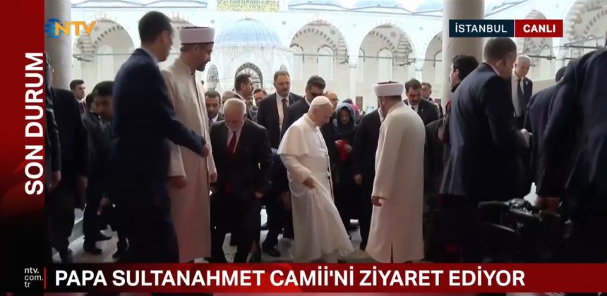 papa sultanahmet camiinde ayakkabi ayrintisi dikkat cekti 2q9nInin