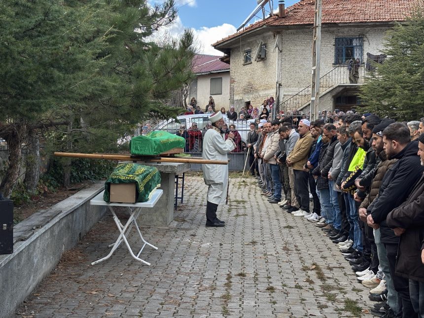 Polis eşi tarafından öldürülen Fatma Gıyar ile iki çocuğu toprağa verildi 71 polis esi tarafindan oldurulen fatma giyar ile iki cocugu topraga verildi qFkG5dft