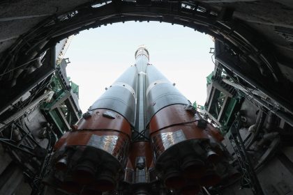 rus kozmonotlar dunyanin etrafinda iki tip atacak RYaLAhLc