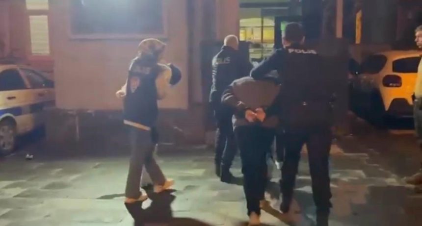 sarrafta gecersiz altin bozduran sahislar yakalandi Xzk8RQ8H