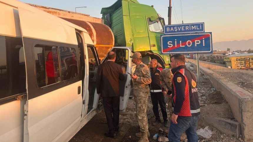 Silopi’de öğrenci servisi ile tanker çarpıştı: 14 yaralı 71 silopide ogrenci servisi ile tanker carpisti 14 yarali 5mMLhWwj