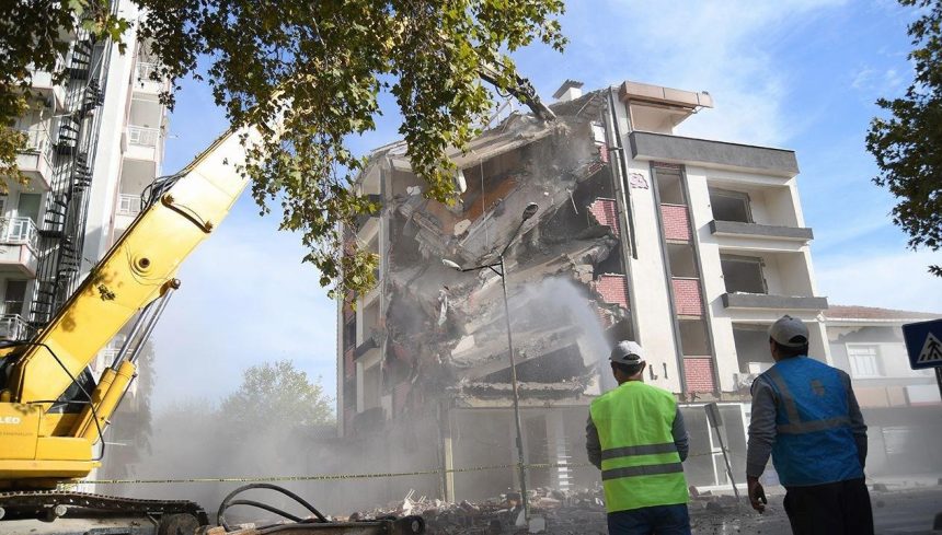 sindirgida pes pese artci zelzeleler P6B9JXcW