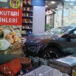 soforunun fren yerine gaza bastigi cip sarkuteriye girdi 6waVbdmh